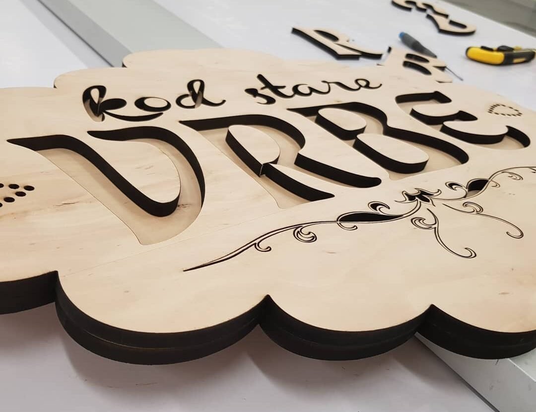 Laserski graviran i sečen čiviluk od kruškinog drveta Laserski graviran i sečen čiviluk od kruškinog drveta